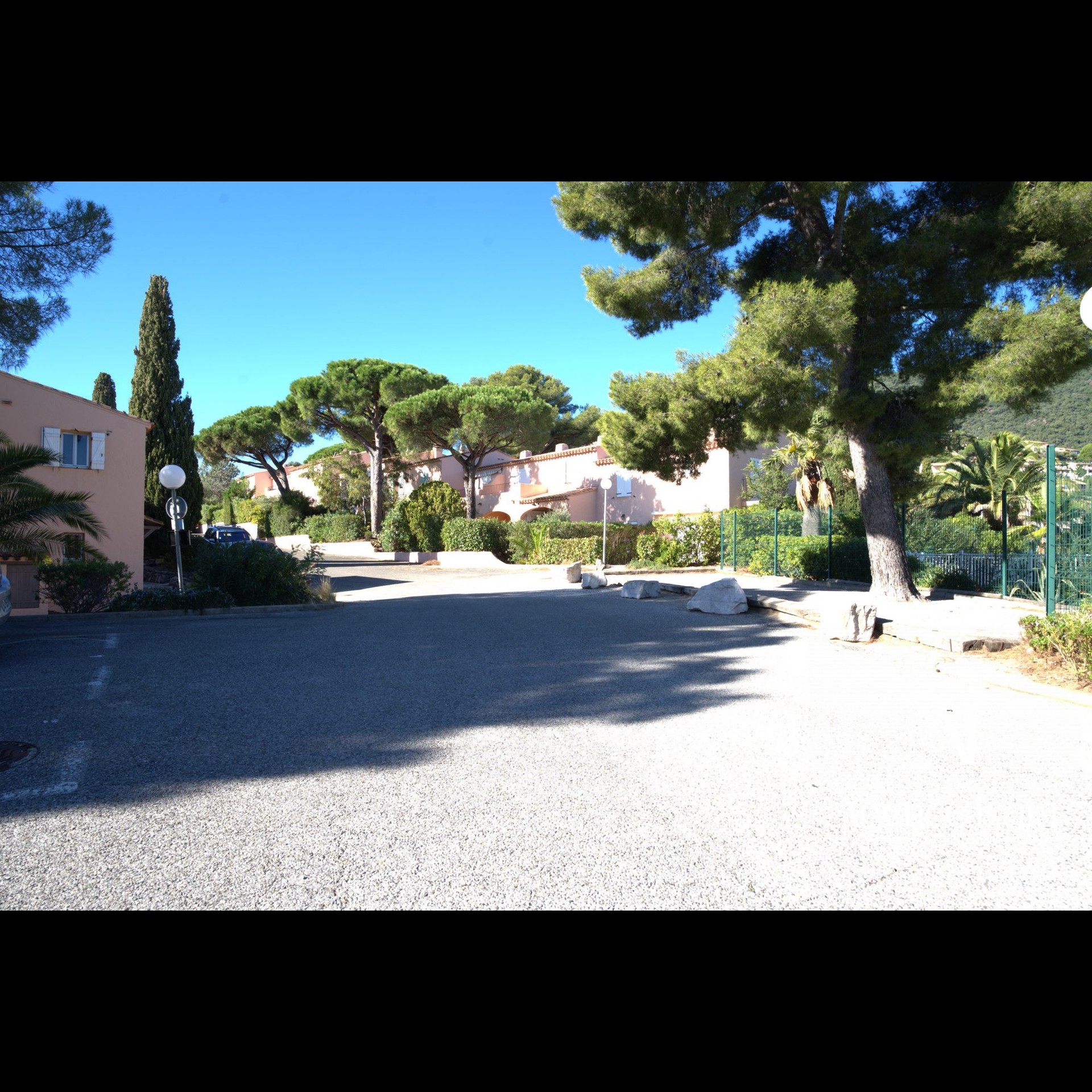 Charmant T2 rénové avec terrasses, jardin, piscine et tennis – Proche centre et plage - Photo 15