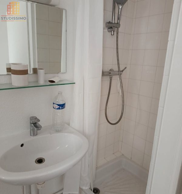Studio 10m² Strasbourg - Rénové, douche et WC privatifs - Photo 2